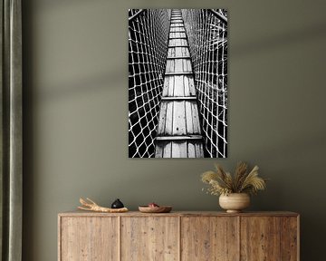 Hängebrücke schwarz weiß bild von Falko Follert