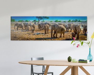 Panorama d'un troupeau d'éléphants dans le parc national d'Etosha, en Namibie