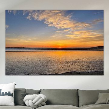 Goldene Wolkenformationen über dem flachen Uferwasser von Theodor Decker