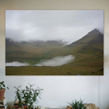 Eine kurvenreiche Straße durch den färöischen Nebel von Nature Untouched Photography