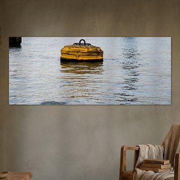 Eine Boje treibt einsam an ihrem Platz