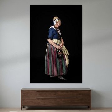 Frau in traditioneller Tracht mit einer Tasche von Huisinga Fotografie