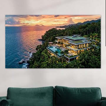 Luxuriöse Villa auf einer Klippe bei Sonnenuntergang