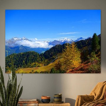 Farbkontrast Azurblau trifft auf herbstliches Gold von Theodor Decker