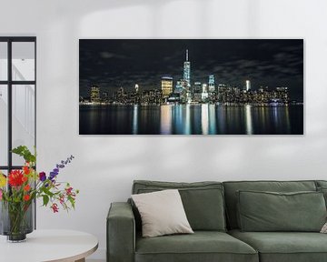 Manhatten Skyline by night. van Fabian Bosman