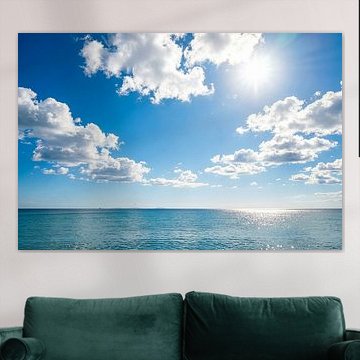 Een helder, zonnig zeegezicht