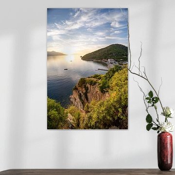 Sonnenuntergang auf Elba mit Blick auf s Meer & mit einem Boot von Leo Schindzielorz