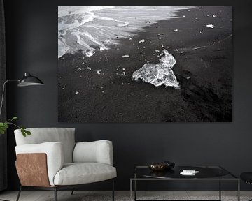 Eisskulptur kriecht an Land am Eismeer  Jokulsarlon, Island von Jutta Klassen