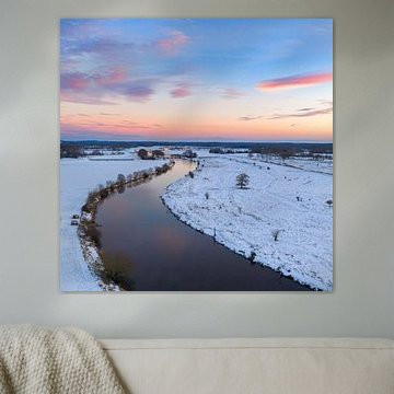 Die Vecht fließt bei Sonnenuntergang durch eine verschneite Winterlandschaft von Sjoerd van der Wal Fotografie