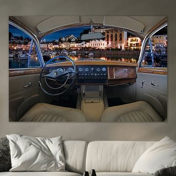 Ein stimmungsvoller nächtlicher Blick auf den Hafen von Torquay aus einem Oldtimer.