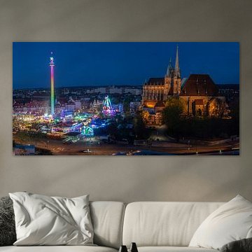 Erfurt bij nacht – Domberg en de oude binnenstad in het voorjaar van 2026, verlicht door de stad van Mixed media vector arts