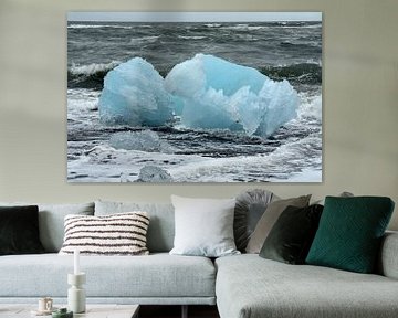 Blue ice wave breaker at glacier lagoon Jokulsarlon, Iceland sur Jutta Klassen