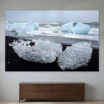 Twee gletsjerijs sculpturen op het lava strand bij ijsmeer Jokulsarlon ice lagoon, ijs