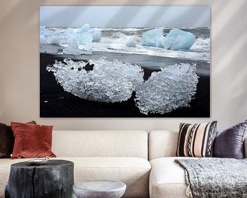 Twee gletsjerijs sculpturen op het lava strand bij ijsmeer Jokulsarlon ice lagoon, ijs van Jutta Klassen