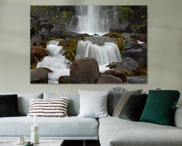 Chute d'eau exposée longuement dans le parc national de Thingvellir, Islande sur Jutta Klassen