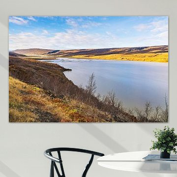 Blick über den See Lagarfljót auf schneebedeckte Berge im Oste