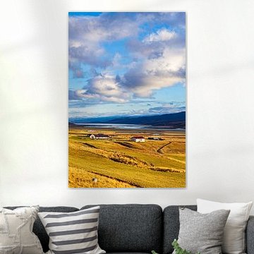 Blick über den See Lagarfljót auf schneebedeckte Berge im Oste