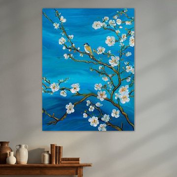 Un oiseau sur une branche en fleurs devant un ciel bleu