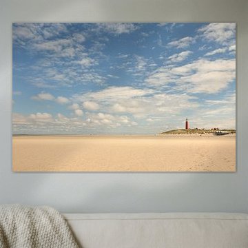 Der Strand von Cocksdorp auf Texel mit dem Leuchtturm von Caroline Drijber Guérain