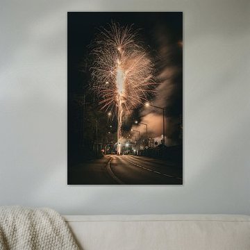 Feu d'artifice au-dessus de la rue nocturne sur Foto Oger