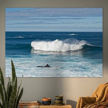 Une vague puissante déferle sur l'océan Atlantique bleu sur Kristof Lauwers