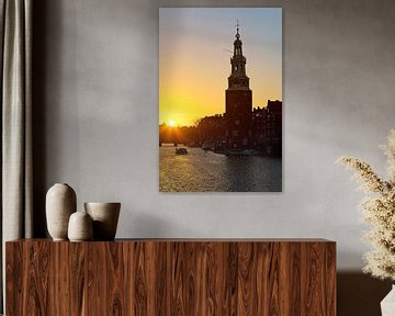 Montelbaanstoren tijdens zonsondergang te Amsterdam van Anton de Zeeuw