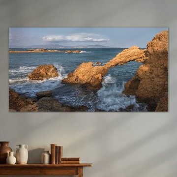 Natuurlijke boog aan het strand in L’'’Escala, Catalonië  van PhotoCluster