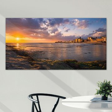 'Een schitterende gouden zonsondergang boven Punta Secca aan de rustige Siciliaanse kust,  van PhotoCluster