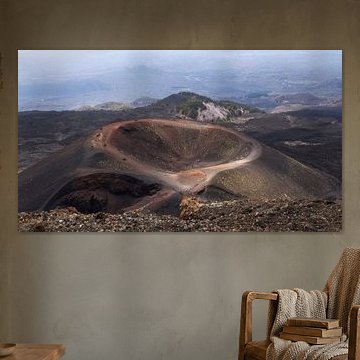 Die majestätischen Krater des Ätna-Parks ragen über die sanften Hügel von Si empor von PhotoCluster