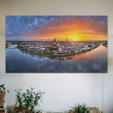 Die sieben Kirchtürme von Lübeck, Deutschland zum Sonnenuntergang