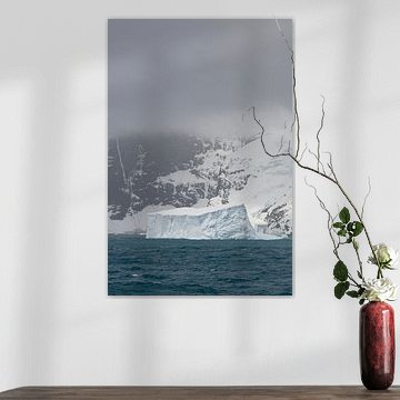 Antarktischer Monolith – Eisberg vor der Gletscherwand