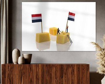 miniatuur poppetjes zetten vlag op de kaas