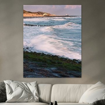 Brandung an der Nordsee mit Küste und Schiff