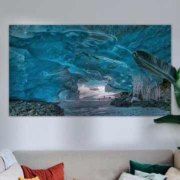 tiefblaue Gletscherhöhle von Judith Kuhn