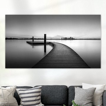 Der Steg am Paterwoldsemeer in der Provinz Groningen in Schwarz-Weiß