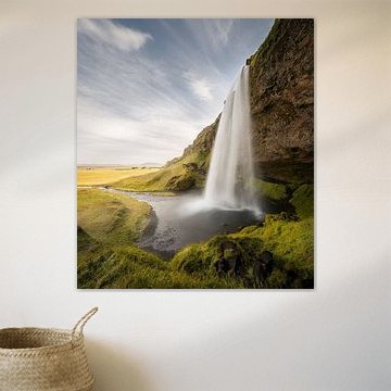  Der Wasserfall Seljalandsfoss an einem sonnigen Tag in Island