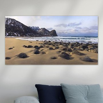 Wellen brechen sich an den beeindruckenden Felsen des Unstad-Strandes auf den Lofoten, Norwegen von PhotoCluster