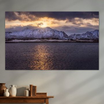Ein majestätischer Sonnenaufgang über den schneebedeckten Bergen in Leknes, Lofoten,  von PhotoCluster