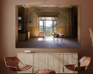 Auf der anderen Seite – Blick aus einem verlassenen Raum. von Roman Robroek – Fotos verlassener Gebäude