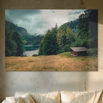 Stille am Freibergsee – Almhütte am Bergsee von Vos Photography