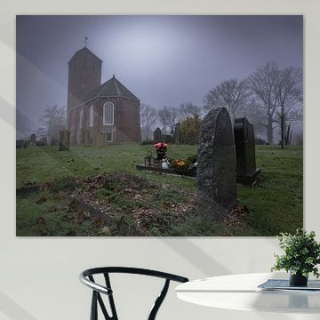 Ein stimmungsvoller, nebliger Morgen an der Nicolaaskerk in Westerland von Bram Lubbers