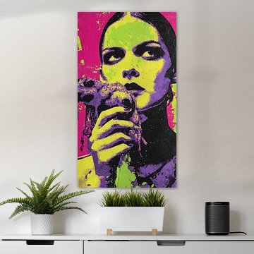 Ein emotionales, traumhaftes Porträt einer Figur, die ein verzerrtes, kindliches Objekt in sich auflösendem Zustand hält von Aden Pink Studio