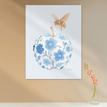 Porzellan-Apfel- &, Golden Bee – Weiches Porzellan, blauer Hintergrund von Piret Victoria Ribas Art & Photography