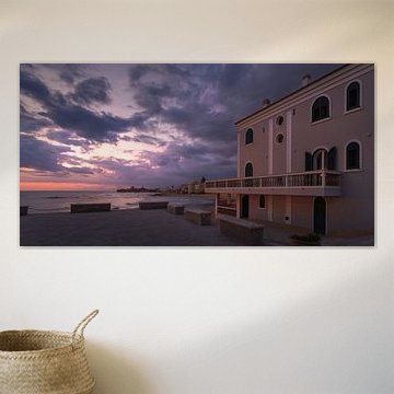 Les teintes envoûtantes du crépuscule sur Punta Secca réchauffent la côte sicilienne