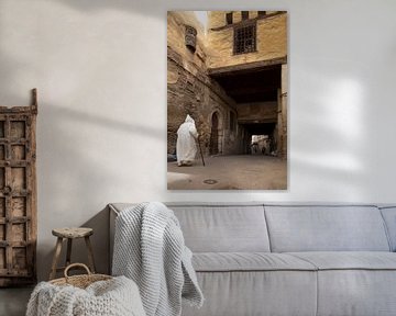 Homme avec une canne dans l'ancienne médina de Fès sur Antwan Janssen