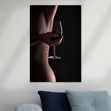 Lignes du corps d'une femme avec un verre de vin