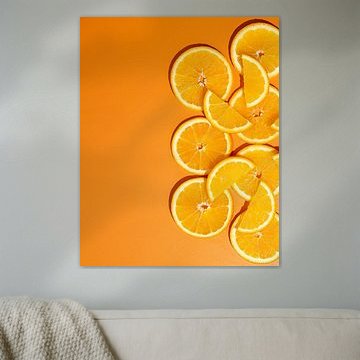 Nature morte rafraîchissante composée d'oranges fraîchement coupées sur Lucyna Smulders Photography