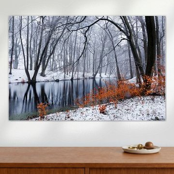 Stille Winterufer am verschneiten Bach