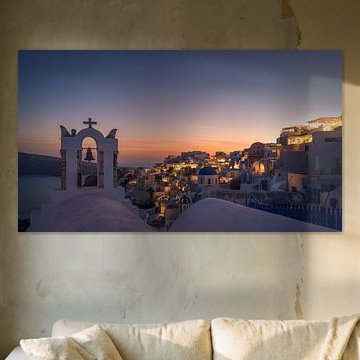 Les trois coupoles d'Oia au crépuscule