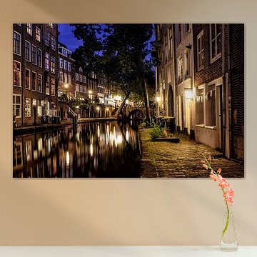 L'Oudegracht en soirée, vu depuis le quai près du Gaardbrug, avec vue sur le Maartensbrug. sur André Blom Fotografie Utrecht